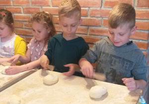 Dzieci w roli piekarzy.